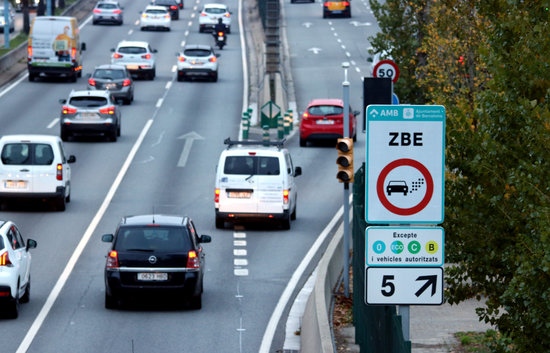Sign for Barcelona's low emission zone (by Miquel Codolar)